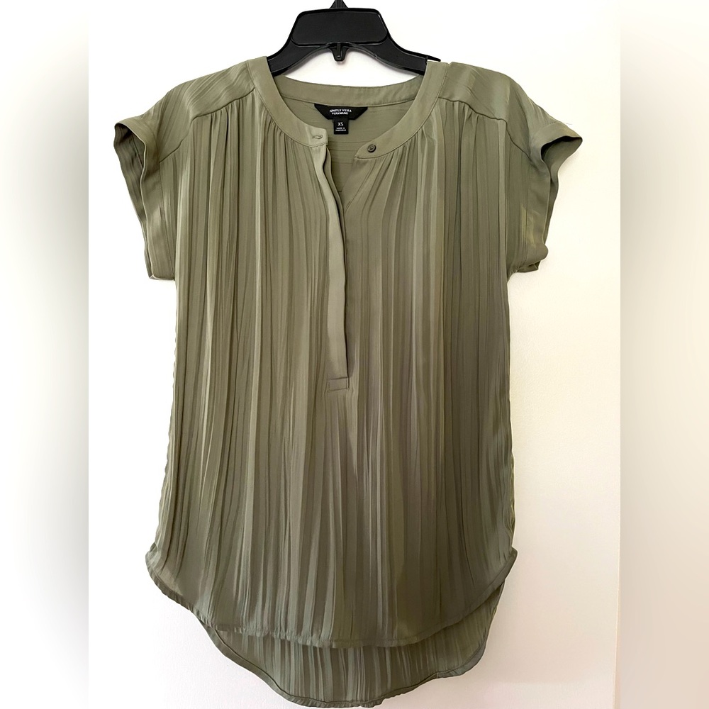 Short sleeve green pleated blouse